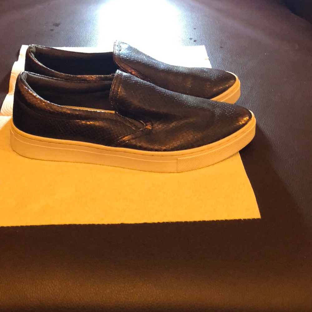 Sneakers - Picture 6 of 7